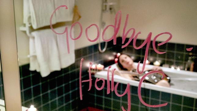 Countrystar Holly Collins (Bronwyn Turei) liegt tot in der Badewanne ihres Hotelzimmers.