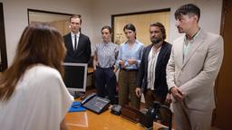 Cristina Sobral (Lúcia Moniz, vorne li.) trifft zum ersten Mal ihr neues Team (v. li. n. re.): Lost (Jan Krauter), Isadora (Iris Cayatte), Graciana (Eva Meckbach), Carlos (Daniel Christensen) und Duarte (Anton Weil)