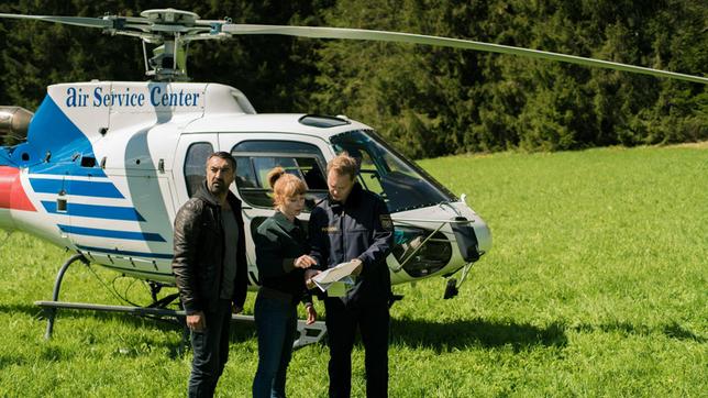 Cuma (Mehmet Kurtuluş, li.), Toni (Sarah Bauerett, Mitte) und Andreas (Max Wagner, re.) arbeiten in Mordach zusammen.