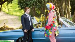 D.C. Breen (Nic Sampson) im Gespräch mit Olson (David Fane), der für Kinder den Clown spielt.