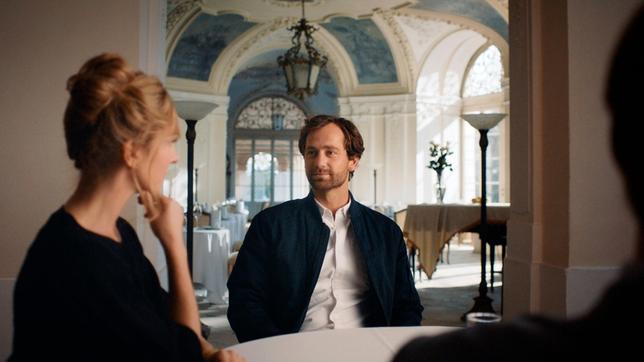 Bild: ARD Degeto/Julie Vrábelová Katharina Schüttler in ihrer Rolle als Dalia Scheidegger (Katharina Schüttler). Sie spielt die Exfreundin von Claude Tenz (Florian Stetter).