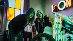 Dana (Janina Uhse, re.) und Lolle (Felicitas Woll) im Club.