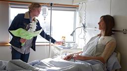 Daniel (Johannes Nussbaum) besucht Sandra Mohr (Miriam Stein) im Krankenhaus.