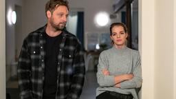 Daniel (Christoph Letkowski) und Viola (Yvonne Catterfeld) sind sich nicht ganz sicher was sie mit dem unerwarteten Besucher anstellen sollen.