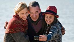 Dann kam Lucy: Lucy (Olga von Luckwald) verewigt einen Moment mit Saskia (Julia Jäger) und Alex (Heio von Stetten).