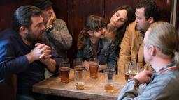 Danny (Daniel Mays) mit Alwyn (Tuppence Middleton) und ihrer Tochter im Pub.
