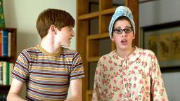 Danny (Aaron Wolff) und seine Schwester Sarah (Jessica McManus) sind schockiert über die Zustände in ihrem Elternhaus.
