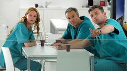 Das Ärzte-Trio Sina (Esther Schweins), Marco (Hannes Jaenicke) und Gerd (Hans Sigl) schätzen die aktuelle Situation im Krankenhaus ein.
