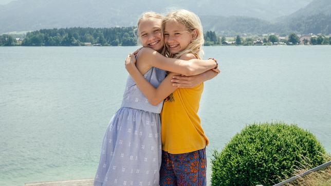 Die Zwillinge Lotte und Luise haben sich am Wolfgangsee gefunden.