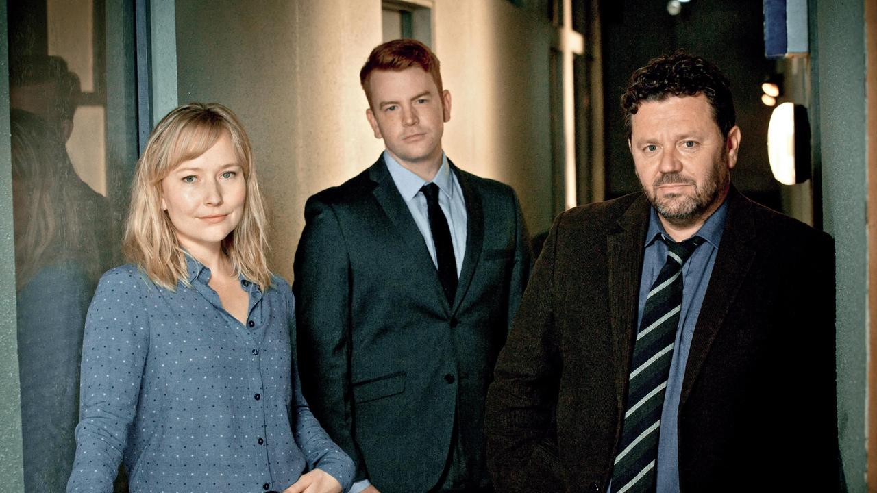 Das eingespielte Ermittlertrio von Brokenwood: Detective Mike Shepherd (Neill Rea, re.) mit Assistentin Kristin Sims (Fern Sutherland) und D.C Breen (Nic Sampson)