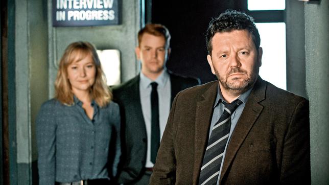 Bild: ARD Degeto Das eingespielte Ermittlertrio von Brokenwood: Detective Mike Shepherd (Neill Rea, re.) mit Assistentin Kristin Sims (Fern Sutherland) und D.C Breen (Nic Sampson)