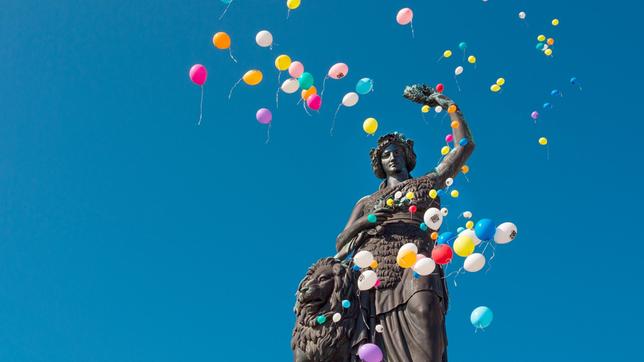 Bild: BR/Natasha Heuse Die Bavaria auf der Theresienwiese mit Luftballons