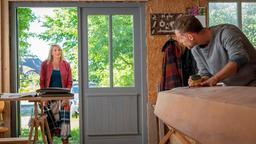 Das gegenseitige Interesse steigt beidseitig: Nora (Tanja Wedhorn, li.) besucht Max (Bernhard Piesk).