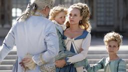 Das geruhsame Leben am Hofe ist schon bald Geschichte. Das bekommen Marie Antoinette (Diane Kruger), ihr Mann Ludwig XVI. (Xavier Beauvois) und die beiden Kinder Marie Thérèse Charlotte und Louis-Charles schmerzlich zu spüren.
