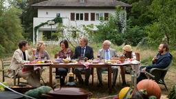 Das Gewinnerlos: Beim großen Gartenfest tischen Georg (Matthias Habich) und sein Schwager Heinrich (Peter Franke) Sylva (Angela Winkler) und Georgs Familie die Geschichte vom großen Lottogewinn auf. 