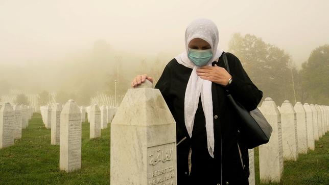 Bild: rbb Das Grauen des Balkankrieges: belagerte Städte, vertriebene Familien, über 130.000 Tote. Der Internationalen Strafgerichtshof für das ehemalige Jugoslawien sollte die Kriegsverbrechen ahnden. Nie zuvor hat ein internationales Gericht Kriegsverbrecher aller Seiten verfolgt – darunter Mladić, Karadžić und Milošević. Der Film erzählt von Opfern, Tätern und Anklägern. - Mirsada Malagic in der Gedenkstätte Srebrenica. Sie hat ihren Mann und zwei Söhne durch den Genozid von Srebrenica verloren.