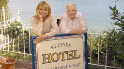 Das "kleine Hotel am großen See" läuft prächtig, doch nun kommen auf Antonia (Uschi Glas, li.) und Regina (Ruth Drexel) andere Schwierigkeiten zu.