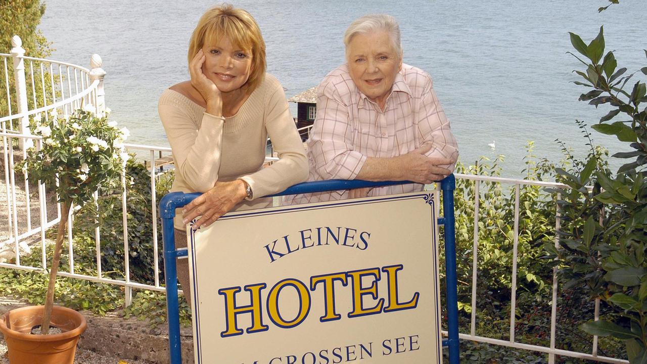 Das "kleine Hotel am großen See" läuft prächtig, doch nun kommen auf Antonia (Uschi Glas, li.) und Regina (Ruth Drexel) andere Schwierigkeiten zu.