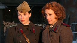 Die beiden russischen Offizierinnen Elena (Thekla Reuten, li.) und Natalia (Vera Farmiga) sind gut befreundet.