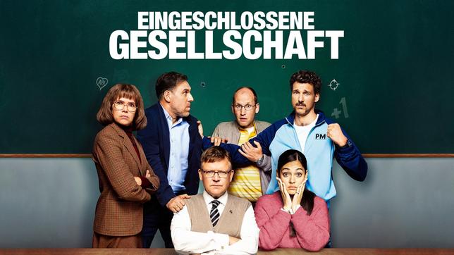 Bild: 2022 BantryBay Productions GmbH/Deutsche Columbia Pictures Filmproduktion GmbH/ARD Degeto Das Lehrerkollegium: Lateinlehrer Engelhardt (Justus von Dohnányi, unten li.), „Schülerversteher“ Holger Arndt (Thomas Loibl, 2. v. li.), Sportlehrer Mertens (Florian David Fitz, re.), Referendarin Sarah Schuster (Nilam Farooq, unten re.), Französischlehrerin Heidi Lohmann (Anke Engelke, li.) und Chemielehrer Bernd Vogel (Torben Kessler, 2. v. re.) werden erpresst.