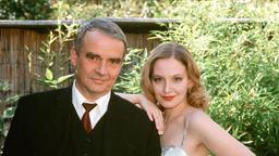 Das teure Rasierwasser trägt er für sie: Donald (Walter Kreye) unterhält eine Affäre mit seiner neuen Kollegin Lisette (Luci van Org).