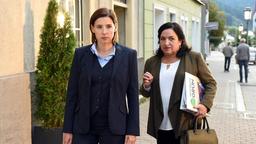Das ungleiche Anwaltsduo Paula Dennstein (Maria Happel, re.) und Therese Schwarz (Martina Ebm) vertreten „pro bono“ einen alleinerziehenden Familienvater mit zwei Kindern, der Stornogebühr  für einen Hausbau bezahlen soll, der gar nicht zustande kam!