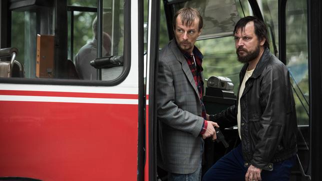 Das Verbrecher-Duo Rösner (Sascha Alexander Geršak) und Degowski (Alexander Scheer, li.) bringt in Bremen einen Bus und die Fahrgäste in seine Gewalt.