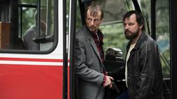 Das Verbrecher-Duo Rösner (Sascha Alexander Geršak) und Degowski (Alexander Scheer, li.) bringt in Bremen einen Bus und die Fahrgäste in seine Gewalt.
