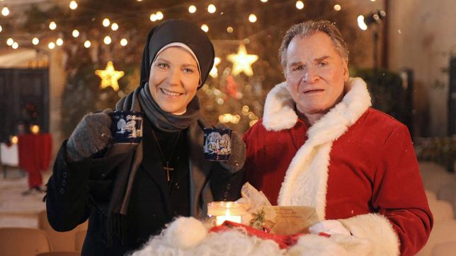 Bild: ARD Degeto/ MDR/Barbara Bauriedl Um Himmels Willen: Schwester Hanna (Janina Hartwig) und Wolfgang Wöller (Fritz Wepper) mit Glühwein.