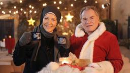 Um Himmels Willen: Schwester Hanna (Janina Hartwig) und Wolfgang Wöller (Fritz Wepper) mit Glühwein.