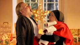 Um Himmels Willen: Schwester Hanna Jakobi (Janina Hartwig) ist Bürgermeister Wolfgang Wöller (Fritz Wepper) behilflich, sich in das viel zu enge Weihnachtsmann-Kostüm zu quetschen.