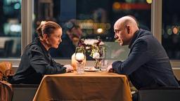 Date oder Ermittlung? Anne (Lina Wendel, li) und Kommissar Eisner (Robert Dölle, re) scheinen sich in diesem Punkt nicht ganz einig zu sein.