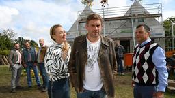 Dauerfreundin Susi (Lisa Maria Potthoff) treibt, ausgerechnet zusammen mit Franz‘ (Sebastian Bezzel, Mitte) verhasstem Bruder Leopold (Gerhard Wittmann), den Bau voran, um die beiden Familien im Doppelhaushälften-Glück mit Gemeinschaftssauna zu vereinen. Im Hintergrund (v. li. n. re.): Flötzinger (Daniel Christensen), Wolfi (Max Schmidt) und Simmerl (Stephan Zinner).