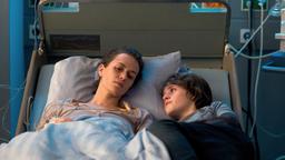 David (Quirin Oettl) besucht seine Mama (Melika Foroutan) im Krankenhaus.