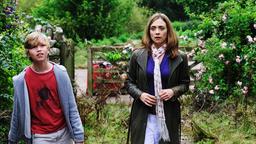 David (Dominik Jahn) ist nicht begeistert von dem ländlichen Anwesen in Wales, das er mit seiner Mutter Alex Stapleton (Julia Richter) bewohnen soll.