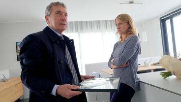 Bild: ARD Degeto Davids Chef Hagedorn (Rudolf Kowalski) sucht etwas bei Claire (Caroline Peters).