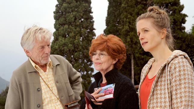 Bild: ARD Degeto/Hans Joachim Pfeiffer Davon hat Lotti (Cornelia Froboess, Mitte) immer geträumt: Endlich am Gardasee. Ihr Mann Heinz (Willem Menne) und Enkelin Eva (Julia Nachtmann) sind mit dabei.