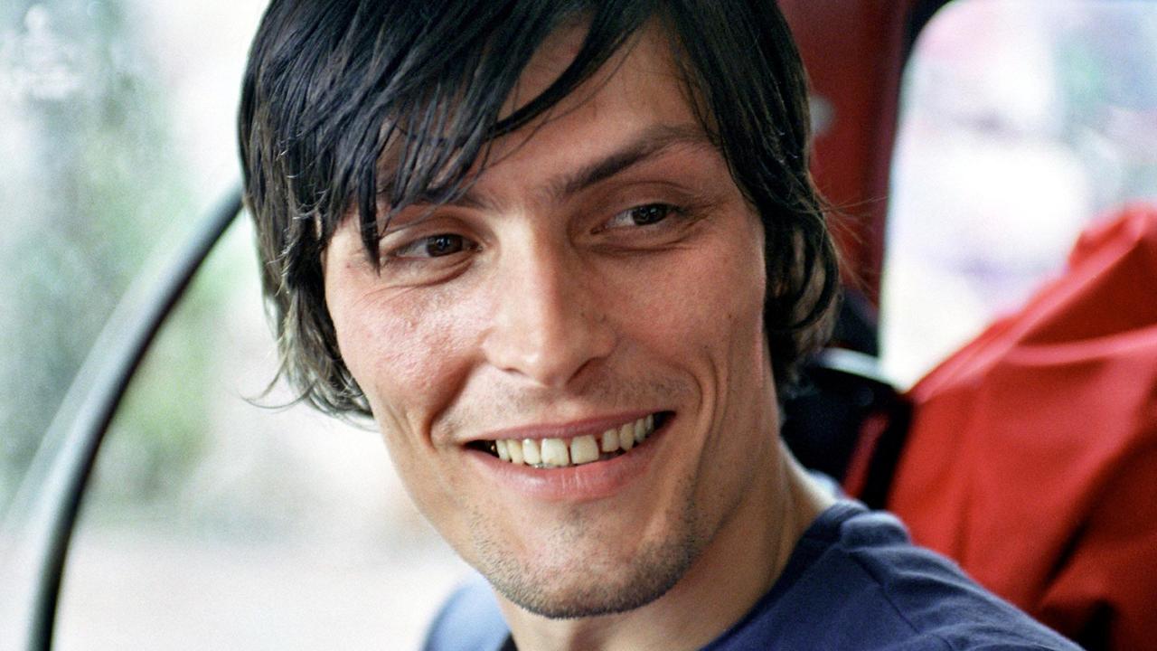 Dejan (Stipe Erceg) ist  dabei, sich zu verlieben.