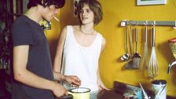 Dejan (Stipe Erceg, li.) macht für Anna (Lena Lauzemis) "richtigen" Kaffee. Anna ist sicher, dass sie sich an seine "schwarze Brühe" gewöhnen kann ...
