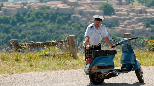 Dem gutmütigen Poliziotto von Urbino, Roberto Rossi (Leonardo Negri), kann so schnell nichts die Stimmung vermiesen.