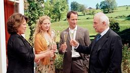 Dem künftigen Brautpaar Franziska (Diana Amft) und Benedict (Markus Knüfken) zuliebe versucht Martin (Charles Brauer, re.) bei Lilo (Rita Russek, li.) gute Miene zum bösen Spiel zu machen.