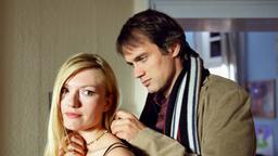 Dem verliebten Oliver (Ralf Bauer) passt es gar nicht, dass Leonie (Johanna Christine Gehlen) sich für einen anderen Mann schön macht.