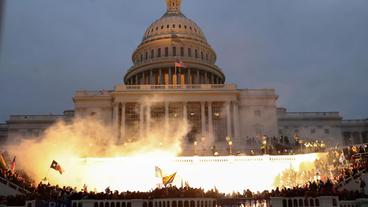 Bild: SWR/Leah Millis/Reuters Pictures Demonstranten / Trump-Anhänger vor dem US-Kapitol.
