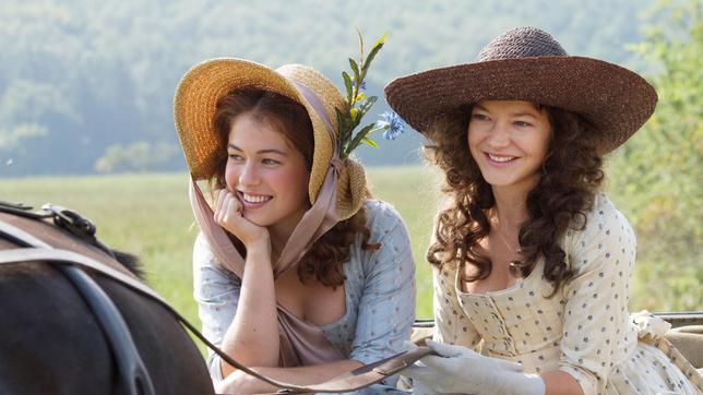 Bild: WDR/Senator Film Den Schwestern Charlotte (Henriette Confurius, l) und Caroline (Hannah Herzsprung, r) gefällt der junge Dichter Friedrich Schiller auf Anhieb.