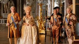 Den verschwenderischen Prunk in Versailles genießen das Königspaar Marie Antoinette (Diane Kruger) und Ludwig XVI. (Xavier Beauvois) sowie ihr Hofstaat, darunter der Comte de Provence (Grégory Gadebois, re.) und der Comte d'Artois (Francis Leplay, 2. v. re.).