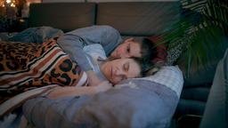 DENNIS PETZOLDT (Florian Geißelmann) sucht die Nähe zu seiner Mutter JENNIFER PETZOLDT (Natalia Rudziewicz).
