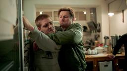 DENNIS PETZOLDT (Florian Geißelmann) wird von ALEXANDR KOGAN (Shenja Lacher) nach einer Wutattacke beruhigt.