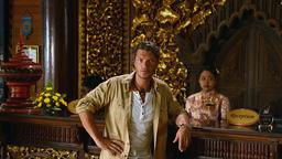 Der Abenteurer Hendrik Felden (Hardy Krüger j) sucht Anna in ihrem Luxushotel auf.