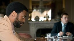 Der als Terrorist diffamierte Thabo Mbeki (Chiwetel Ejiofor) trifft sich am Verhandlungstisch mit Repräsentanten des Apartheidregimes.