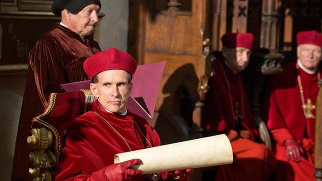 Bild: ARD Degeto/Ziegler Film Der amtierende Papst liegt im Sterben, und um seine Nachfolge entbrennt ein erbitterter Kampf. Der spanische Kardinal Borgia (Ulrich Matthes) will mit allen Mitteln dessen Nachfolge antreten – und schreckt dabei auch vor Mord nicht zurück.